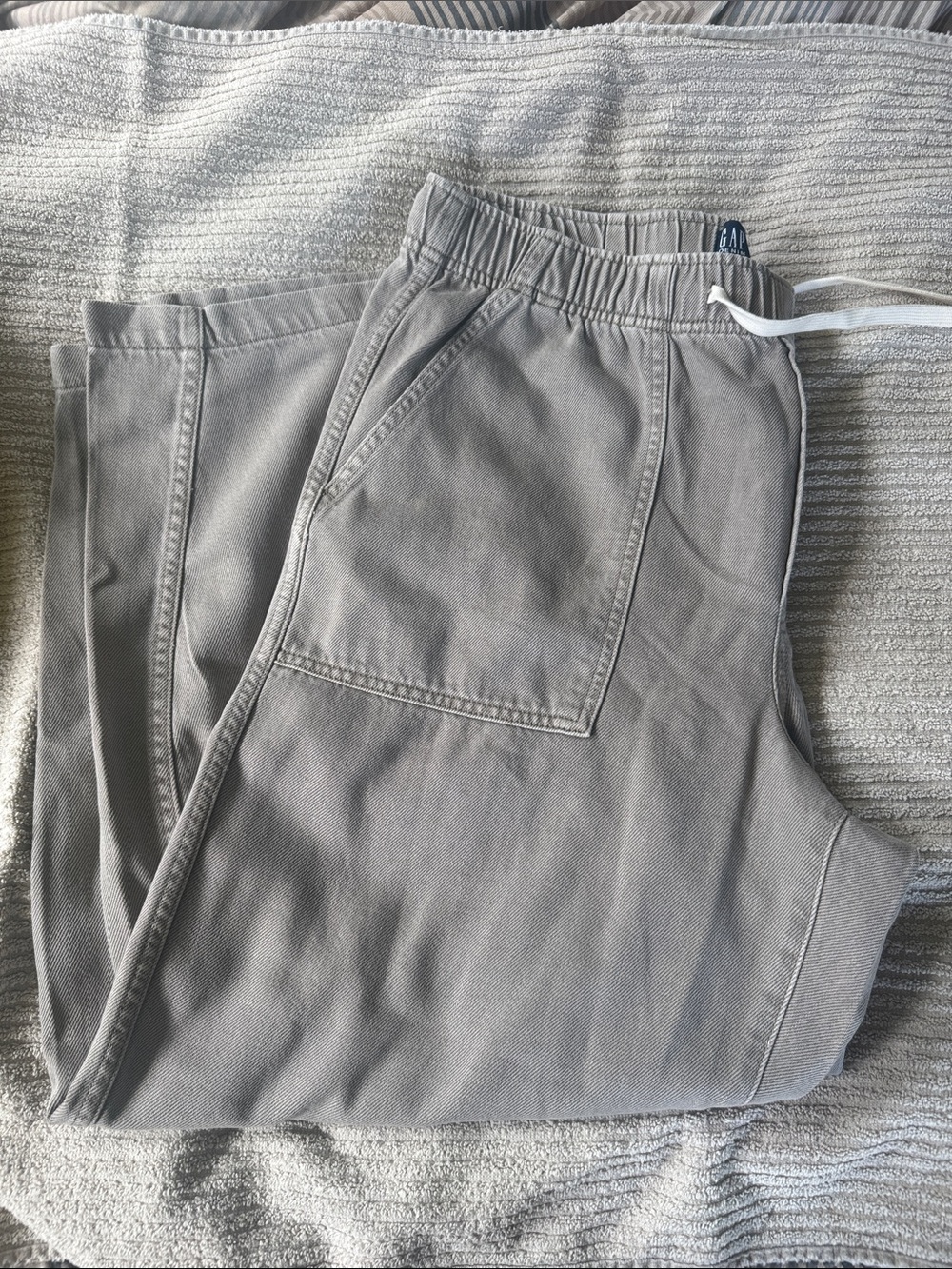 Gap Women's Gray Elastic-Waist Cargo Jogger Pants